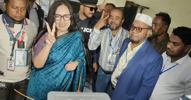 ভোটকেন্দ্রে রুমিন ফারহানা